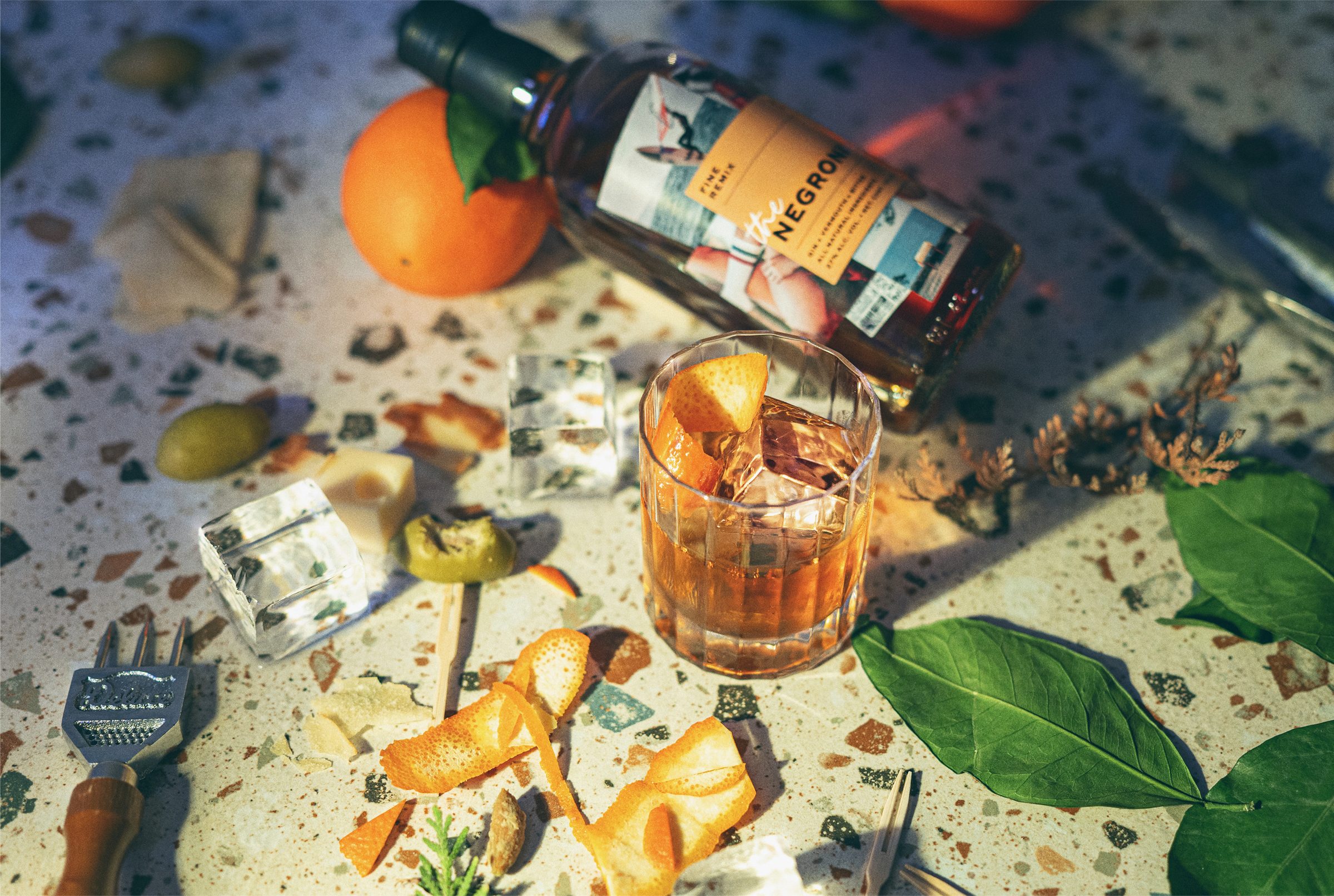 Puna čaša negronija, leda i narančine kore